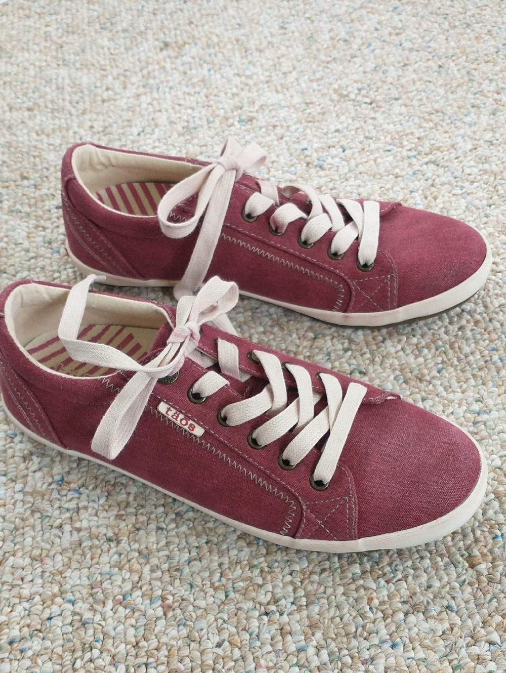 Taos Star Canvas Sneakers in Red  Size 9